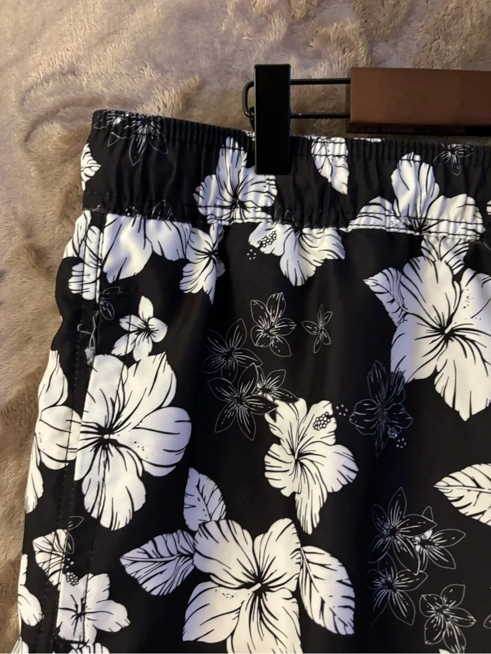 Amazon Essentials Swim Board Shorts  Men’s Size XL Black & White Floral Print